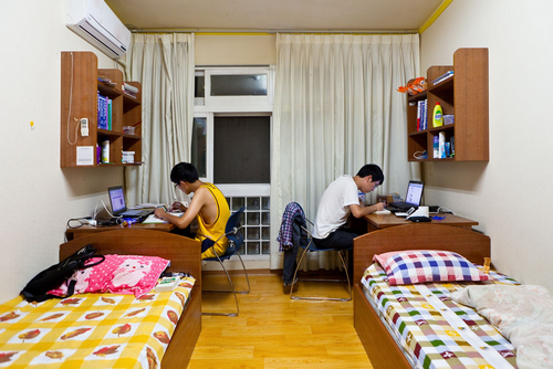 Illustration for a B2 conversation question about rooms, chores and where you live.